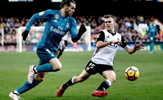 Lato intenta frenar un ataque de Bale en el Valencia-Real Madrid.