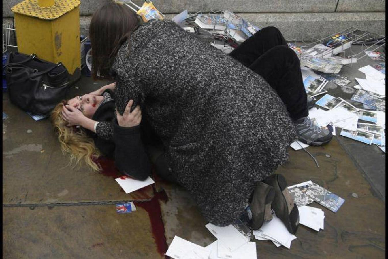 Toby Melville. El fotógrafo londinense tomó la foto para Reuters mientras un atentado en Westminster que sacudía la ciudad de Londres, cuando el terrorista Khalid Masood atropellaba a varios caminantes en marzo de 2017. En la fotografía, una mujer está intentando consolar a otra que se encuentra herida y tendida en el suelo.