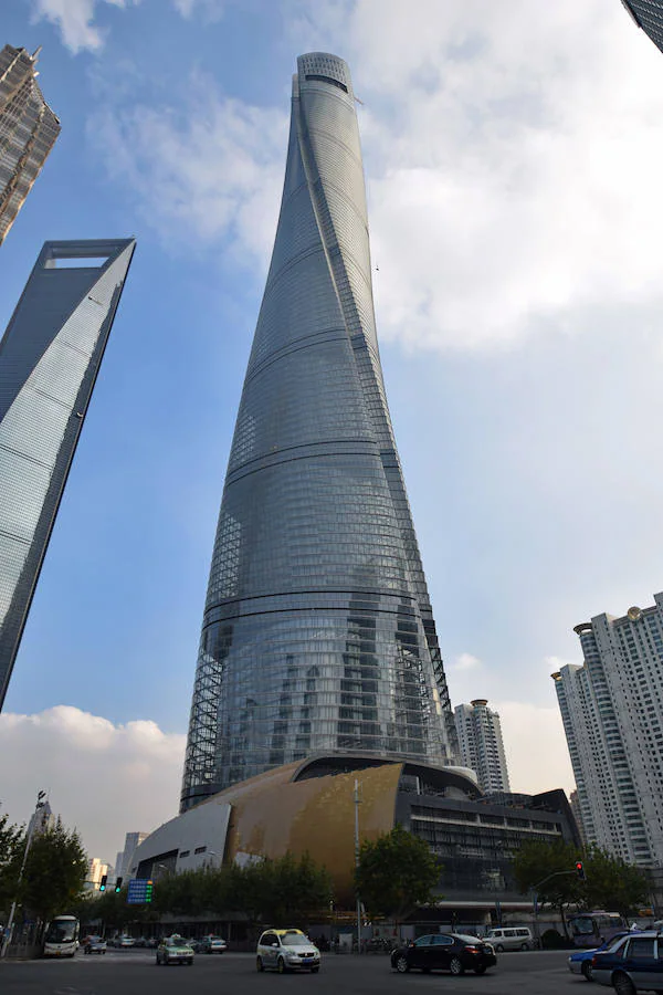 2.Torre de Shanghái, Shanghái (China) | Fue construida en el 2015 por un coste de 1.661 millones de euros y mide 632 metros. 