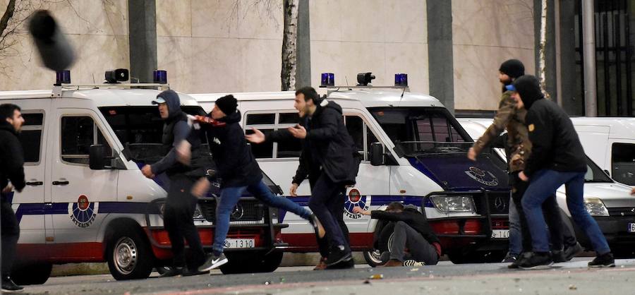 Un ertzaina ha fallecido tras los altercados previos al partido correspondiente a la vuelta de dieciseisavos de la Liga Europa entre el Athletic y el Spartak. Cinco personas, al menos tres de ellas ultras del conjunto ruso, han sido detenidas por los incidentes, en los que se han lanzado bengalas y diversos objetos.