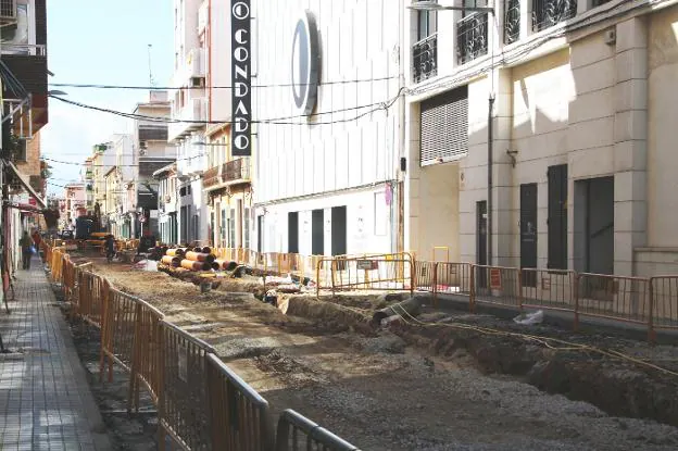 Las obras que se están realizando en la calle Colón y que impedían sacar los vehículos que se quedaron dentro del parking. 