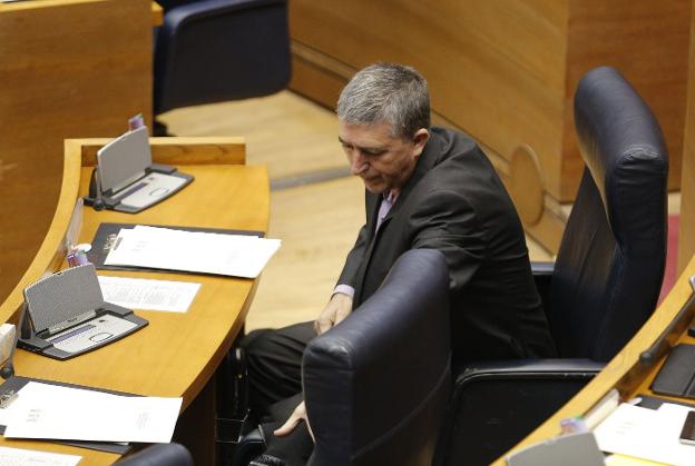 El conseller de Economía, Rafael Climent, durante un pleno de Les Corts. 