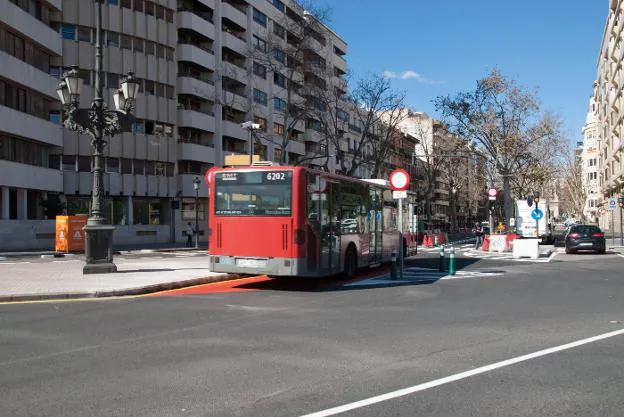 Un autobús de la EMT recorre la avenida Navarro Reverter, ayer, durante los viajes de prueba. 
