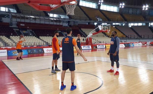 Jugadores de Valencia Basket durante su sesión de tiro en Atenas.