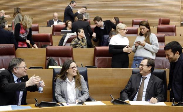 Puig bromea con Oltra, Soler y Marzà en Les Corts. 