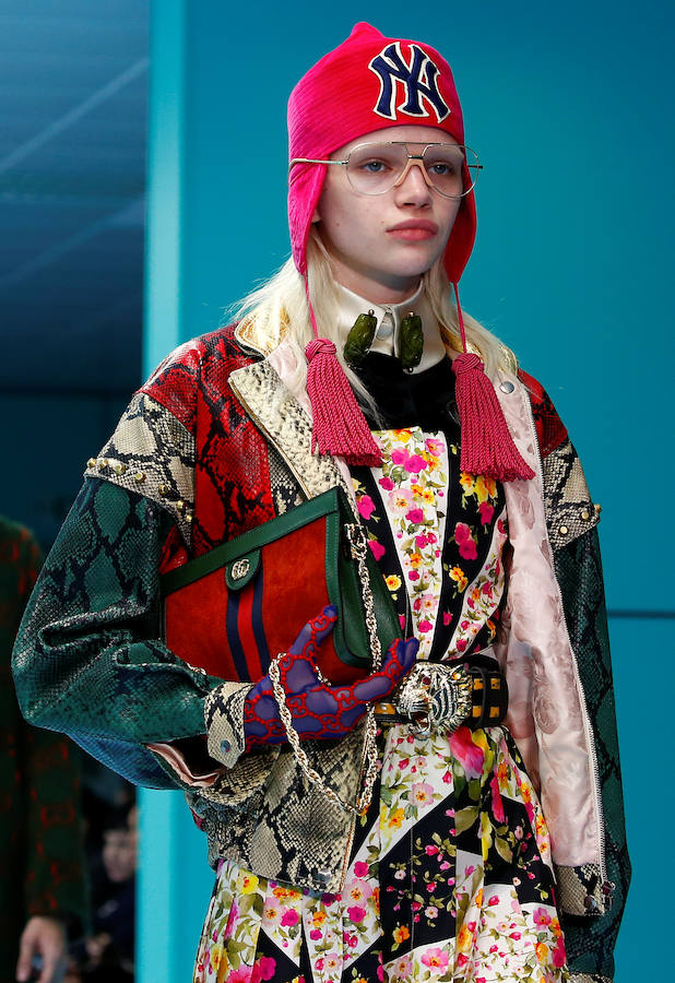 La firma Gucci ha irrumpido este jueves en la Semana de la Moda de Milán con un provocador desfile en el que sus modelos portaban en la mano recreaciones de sus propias cabezas "decapitadas". La pasarela estaba ambientada en una sala de operaciones.