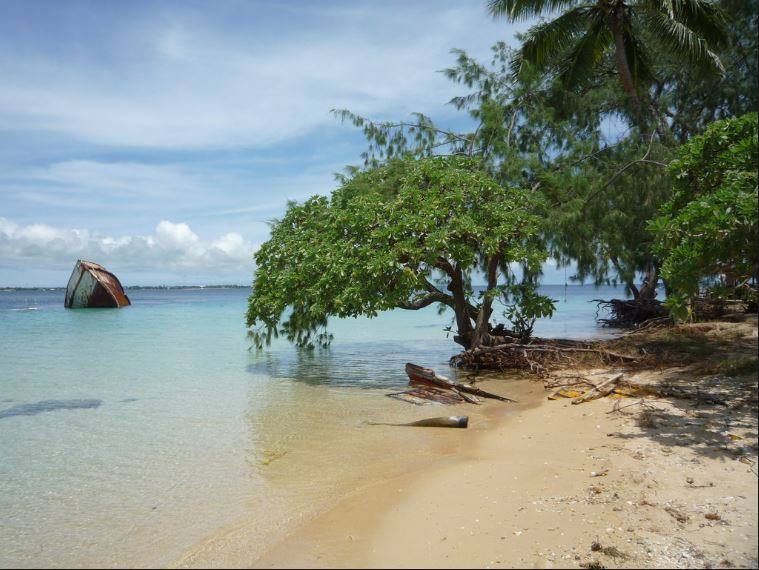 10.- Tonga (Oceanía) | Las islas del Reino de Tonga, que el pasado 2016 fueron visitadas por 61.000 turistas, forman un archipiélago que a veces se conoce como las islas de la Amistad, situado en la zona de Oceanía denominada como la Polinesia Occidental. Los tres grupos más importantes de islas son Tongatapu (donde se encuentra la capital de Tonga, Nuku'alofa), Háapai y Vava'u. Tonga es un buen destino para los amantes de las actividades acuáticas, principalmente la vela y el buceo, aunque también la pesca. En el grupo de islas Vava'u, además de fantásticos paisajes marinos, acantilados y grutas, es posible ver ballenas jorobadas en los meses de junio y julio.