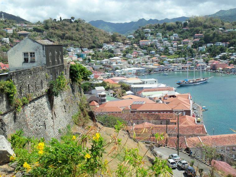 13.- Dominica (Caribe) | También conocida como la 'isla de la naturaleza', Dominica fue visitada en 2016 sólo por 78.000 turistas internacionales. Esconde decenas de rincones para explorar: montañas cubiertas por la selva tropical, senderos sin fin, múltiples lugares para bucear y playas de arena negra. 