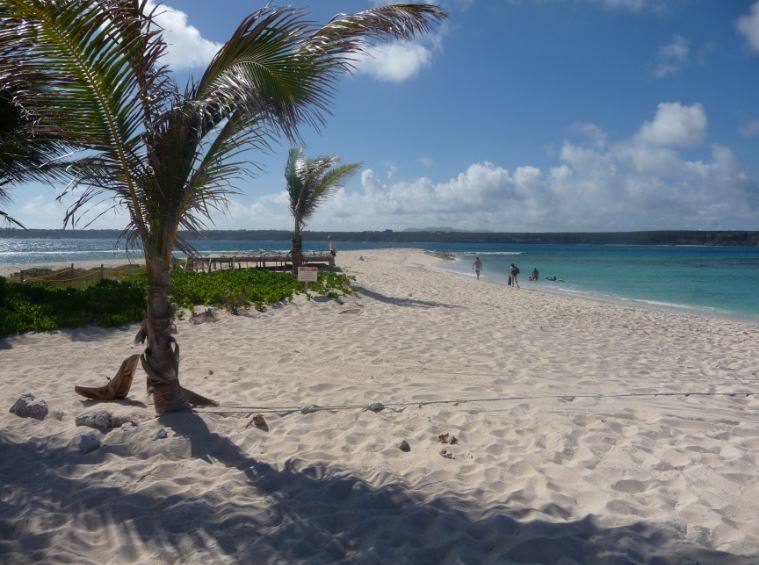 15.- Isla de Anguila (Caribe) | Los amantes de la playa y los climas tropicales encontrarán en el archipiélado de Anguila un auténtico paraíso. Con una temperatura media de alrededor de los 26 grados, debe su nombre a su forma alargada. Recibió un total de 79.000 turistas internacionales en 2016. Muchos actores y cantantes famosos como Robert De Niro o Beyoncé han descansado en este remanso de paz y tranquilidad.