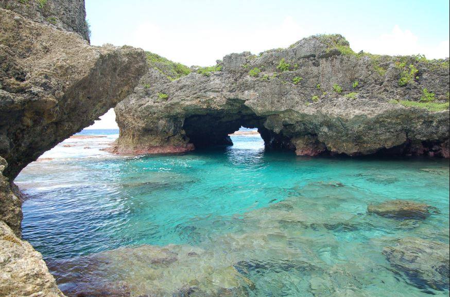 3.- Niue (Oceanía) | También conocido como 'la roca de Polinesia', Niue recibió en 2016 la visita de 8.000 turistas internacionales. Alofi es su capital, que tiene una población de alrededor de 500 habitantes. Este país insular sobre el Pacífico sur tiene un autogobierno pero está asociado a Nueva Zelanda y es miembro de la Commonwealth. Tiene 262 kilómetros cuadrados y es una de las islas coralinas más grandes del mundo. El viajero puede disfrutar de acantilados de piedra caliza por toda la costa y bonitos arrecifes de coral.