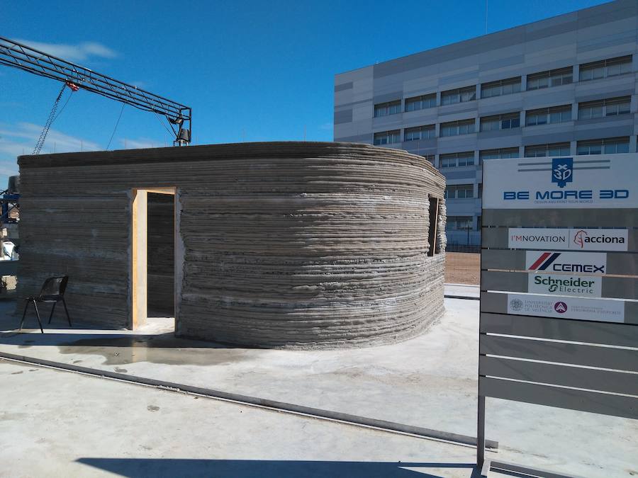 La Startup Be More 3D ha conseguido imprimir en tres dimensiones la primera casa de España. Es una vivienda unifamiliar de una planta, 24 m2 y está en la Univeristat Politècnica de Valencia.