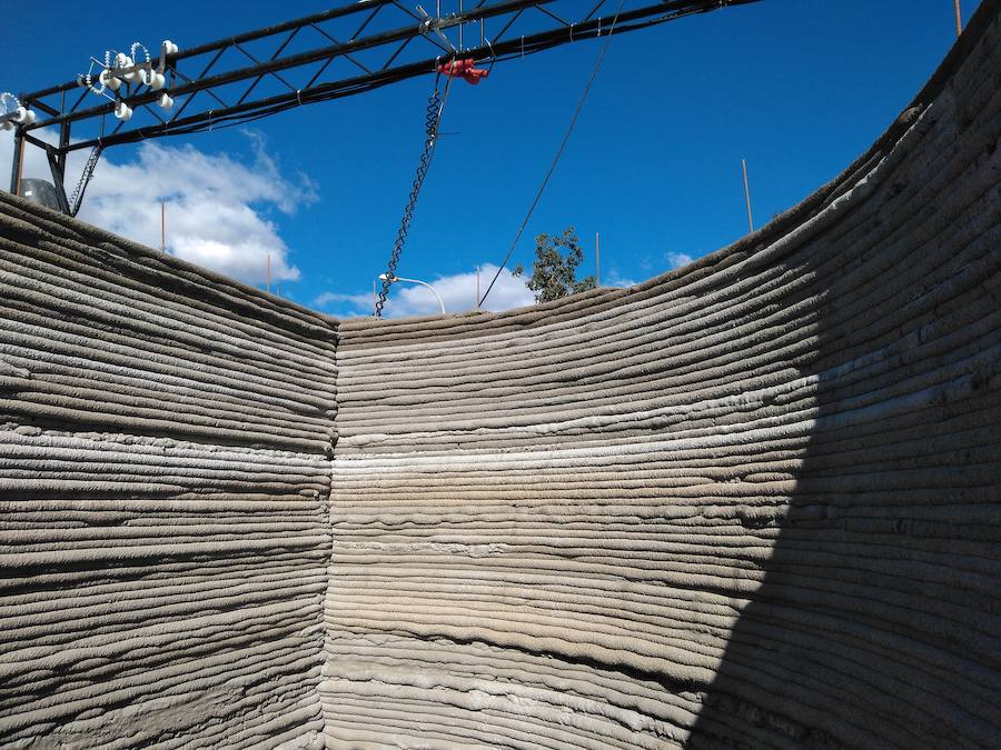 La Startup Be More 3D ha conseguido imprimir en tres dimensiones la primera casa de España. Es una vivienda unifamiliar de una planta, 24 m2 y está en la Univeristat Politècnica de Valencia.