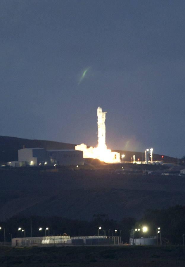 España lanzó este jueves al espacio el satélite espía Paz, de observación de la Tierra, un dispositivo diseñado para fines militares y civiles. El artefacto despegó a bordo de un cohete Falcon 9 de la compañía SpaceX desde la base aérea de Vandenberg. 