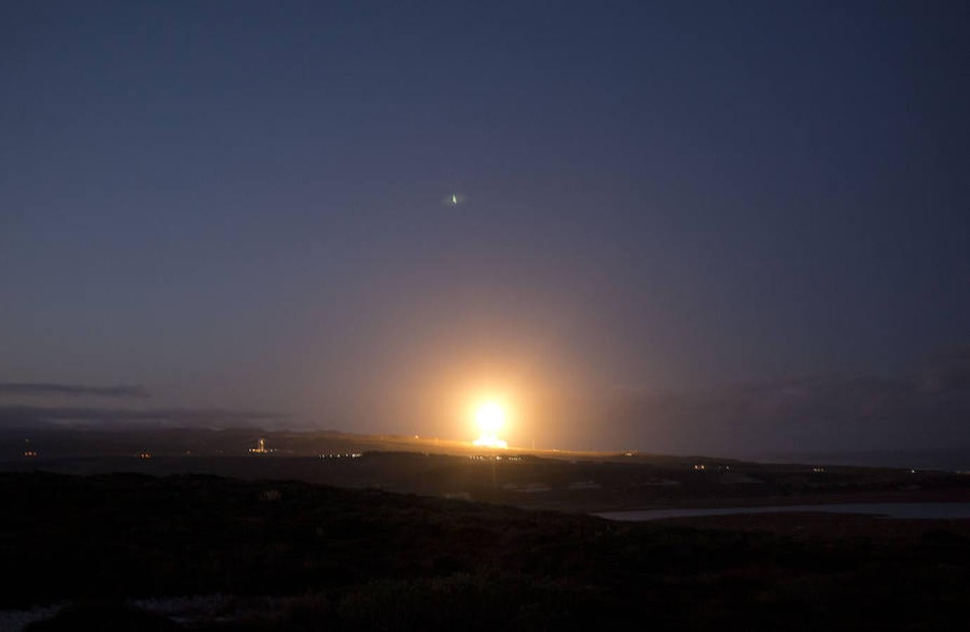 España lanzó este jueves al espacio el satélite espía Paz, de observación de la Tierra, un dispositivo diseñado para fines militares y civiles. El artefacto despegó a bordo de un cohete Falcon 9 de la compañía SpaceX desde la base aérea de Vandenberg. 