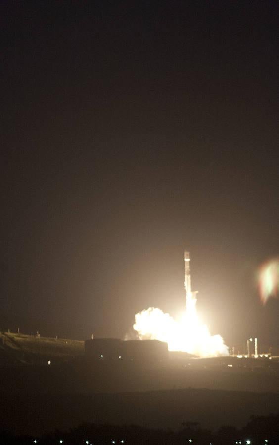 España lanzó este jueves al espacio el satélite espía Paz, de observación de la Tierra, un dispositivo diseñado para fines militares y civiles. El artefacto despegó a bordo de un cohete Falcon 9 de la compañía SpaceX desde la base aérea de Vandenberg. 