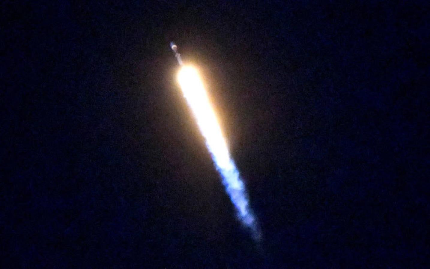 España lanzó este jueves al espacio el satélite espía Paz, de observación de la Tierra, un dispositivo diseñado para fines militares y civiles. El artefacto despegó a bordo de un cohete Falcon 9 de la compañía SpaceX desde la base aérea de Vandenberg. 