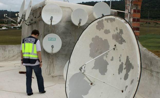 Varias antenas parabólicas.