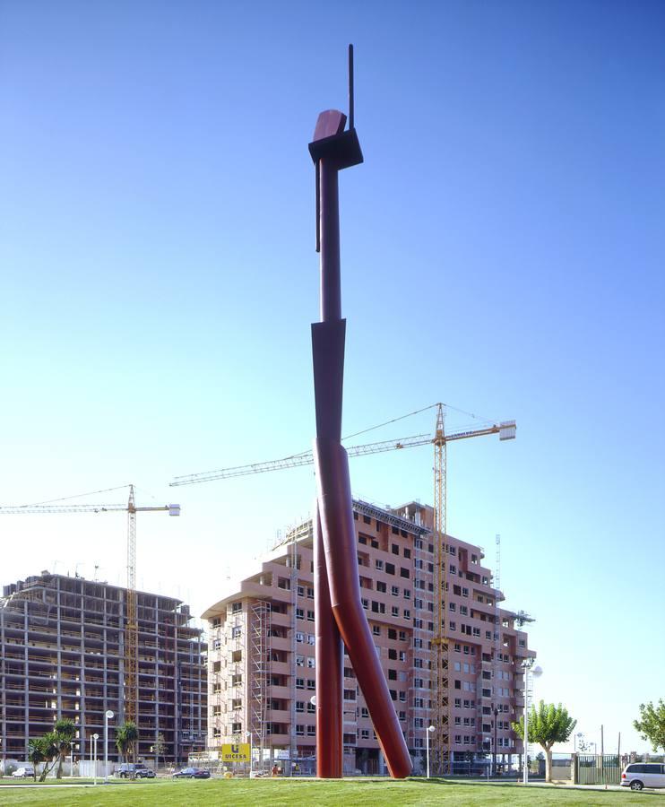 'CABEZA CON LUNA MENGUANTE' | «Es una de las esculturas que mejor se conservan», explica Miquel Navarro de esta pieza que reina en una de las rotondas de Mislata, municipio natal del artista. 'Cabeza con luna menguante', del año 2001, es un homenaje a las ciudades por las que el artista «se ha sentido siempre fascinado».