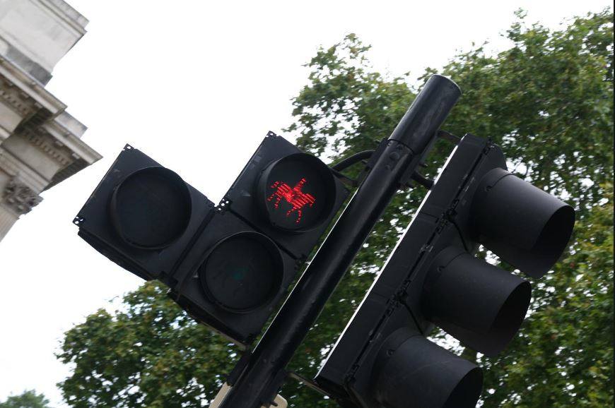 Londres | En los alrededores de Hyde Park se pueden ver indicadores en los semáforos dedicados a caballos, para que ellos también puedan cruzar con total seguridad.