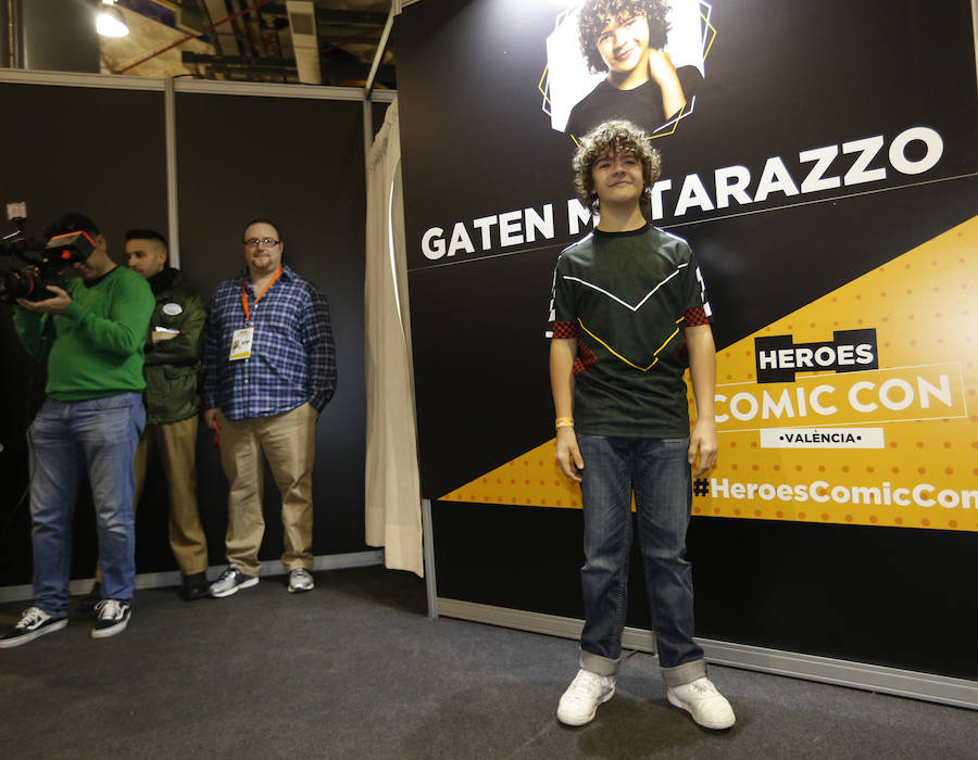 Heroes Comic Con ha estrenado hoy su primera edición en Valencia, con cientos de fans disfrazados de sus superhéroes favoritos y visiblemente emocionados porque este evento de talla internacional finalmente aterrice en la capital del Turia. Los aficionados a la ilustración podrán disfrutar del 23 al 25 de febrero en Feria Valencia de un amplio abanico de la oferta editorial del cómic valenciano, español y extranjero. Entre las actividades preparadas, destaca la visita del actor Gaten Matarazzo (Dustin de 'Stranger Things'), tanto que los pases para el encuentro llevan días agotados. 