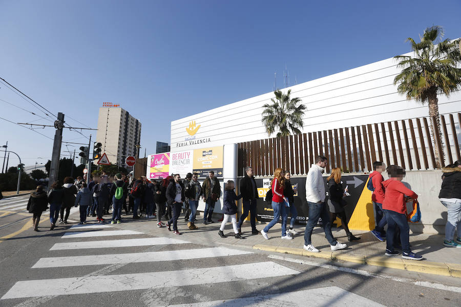 Heroes Comic Con ha estrenado hoy su primera edición en Valencia, con cientos de fans disfrazados de sus superhéroes favoritos y visiblemente emocionados porque este evento de talla internacional finalmente aterrice en la capital del Turia. Los aficionados a la ilustración podrán disfrutar del 23 al 25 de febrero en Feria Valencia de un amplio abanico de la oferta editorial del cómic valenciano, español y extranjero. Entre las actividades preparadas, destaca la visita del actor Gaten Matarazzo (Dustin de 'Stranger Things'), tanto que los pases para el encuentro llevan días agotados. 