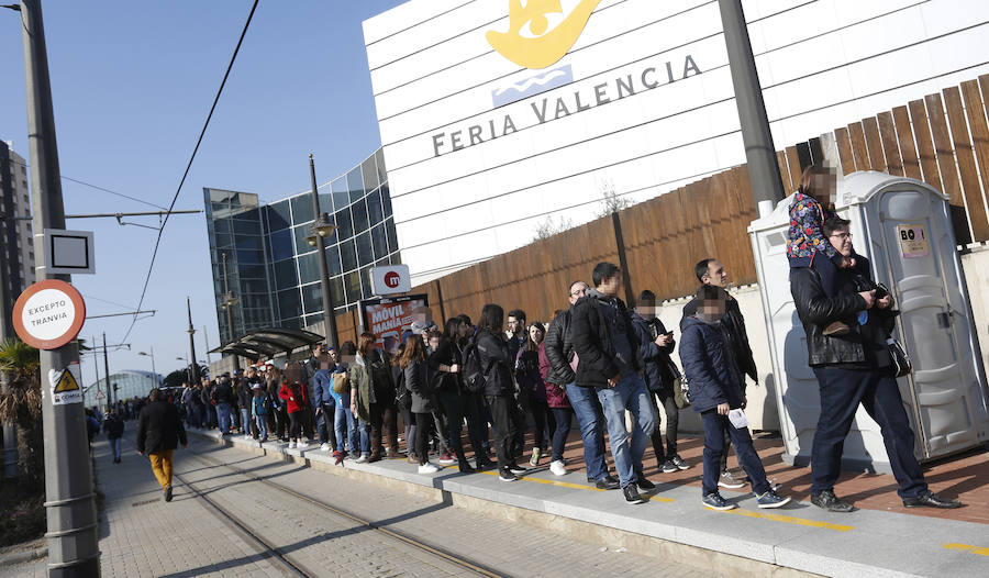 Heroes Comic Con ha estrenado hoy su primera edición en Valencia, con cientos de fans disfrazados de sus superhéroes favoritos y visiblemente emocionados porque este evento de talla internacional finalmente aterrice en la capital del Turia. Los aficionados a la ilustración podrán disfrutar del 23 al 25 de febrero en Feria Valencia de un amplio abanico de la oferta editorial del cómic valenciano, español y extranjero. Entre las actividades preparadas, destaca la visita del actor Gaten Matarazzo (Dustin de 'Stranger Things'), tanto que los pases para el encuentro llevan días agotados. 