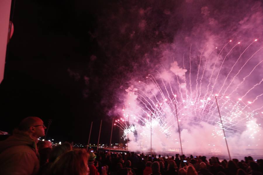 Fotos: Así ha sorprendido la mascletà vertical en la Marina