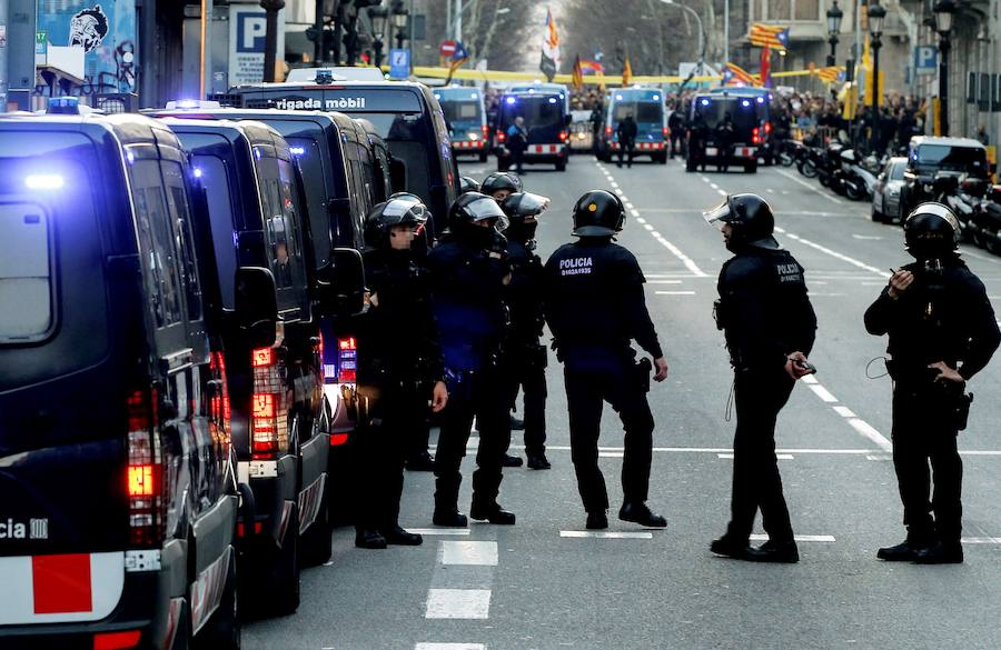 Los Mossos han bloqueado con furgonetas los principales accesos al Palau de la Música de Barcelona, donde está prevista la asistencia de Felipe VI en la cena de bienvenida al Congreso Mundial de Móviles (MWC), para frenar a los manifestantes independentistas, lo que ha generado empujones y algunos rifirrafes.