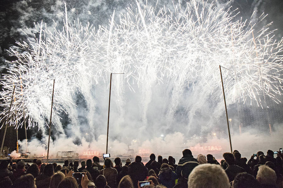 Fotos: Así ha sorprendido la mascletà vertical en la Marina