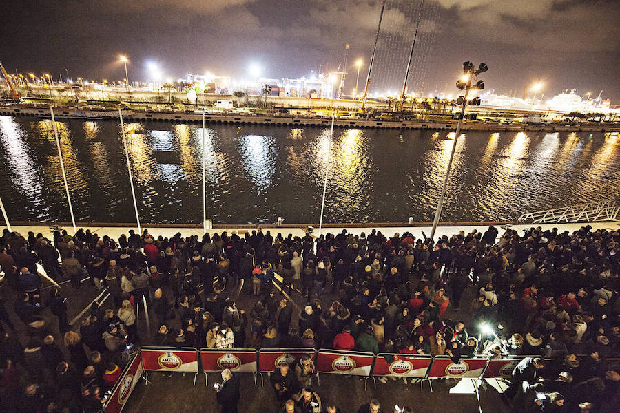 Fotos: Así ha sorprendido la mascletà vertical en la Marina