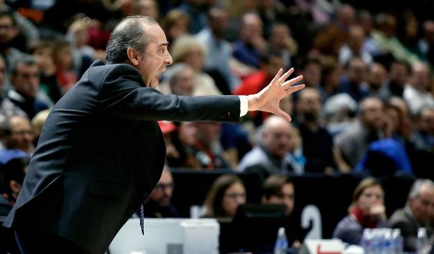 Txus Vidorreta da instrucciones a sus jugadores durante un partido en la Fonteta. ::