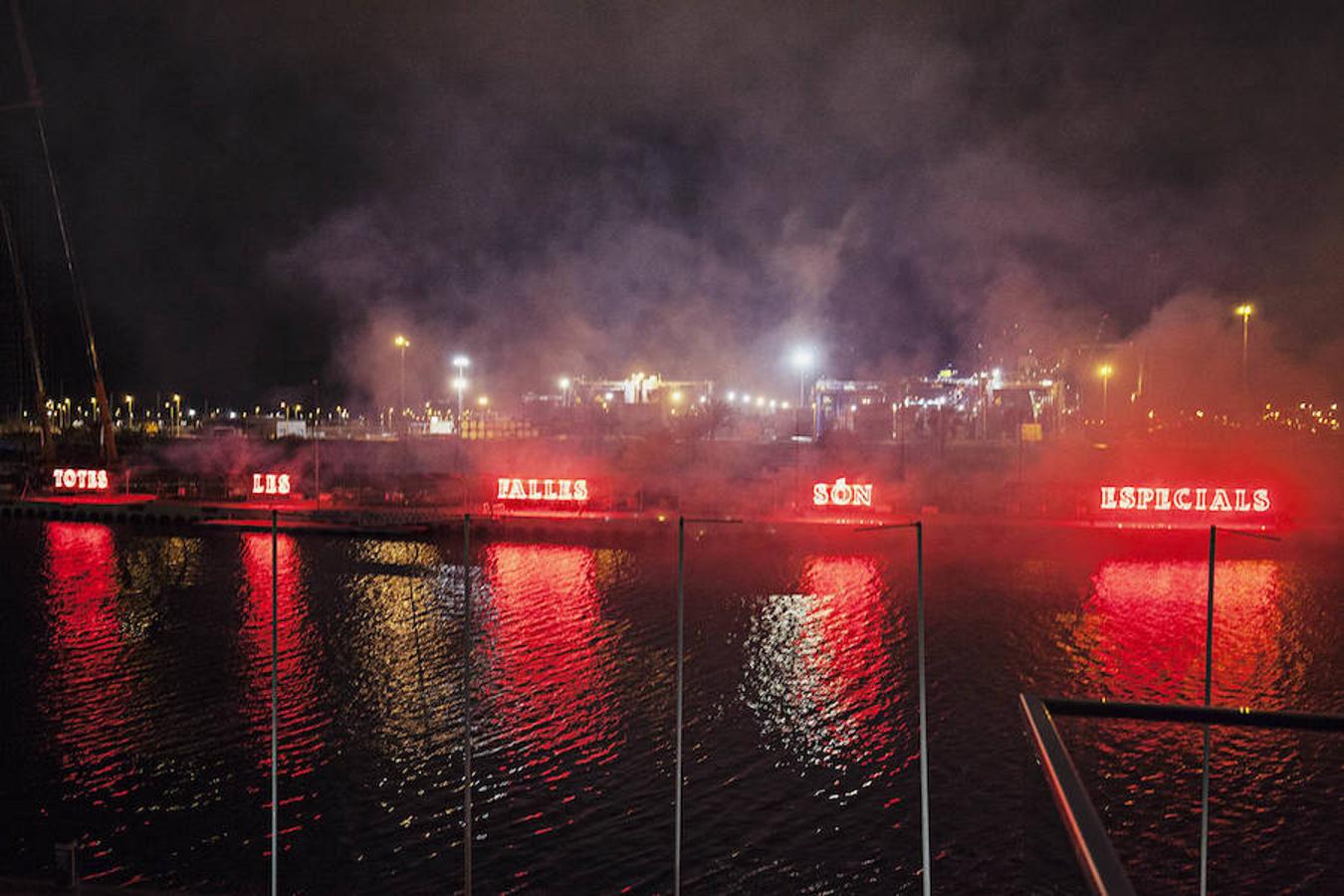 Fotos: Así ha sorprendido la mascletà vertical en la Marina