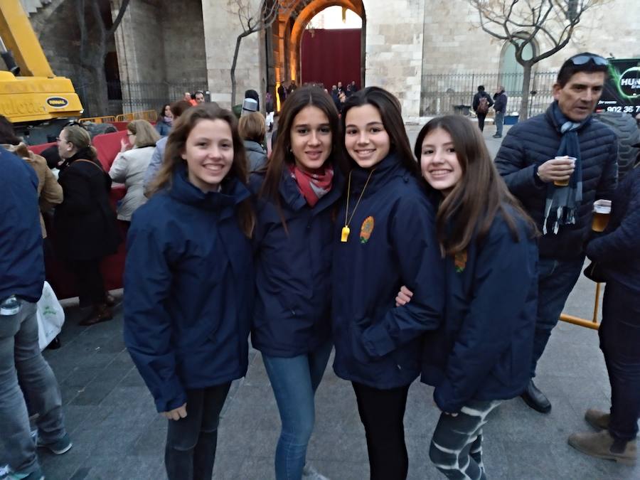 Claudia villodre (FMI Valencia) Carmen Tarazona, que fue corte, su hermana Paula y Eva sabían han venido a apoyar a Lucía Serrano, corte y componente Falla Reino de Valencia - San Valero.