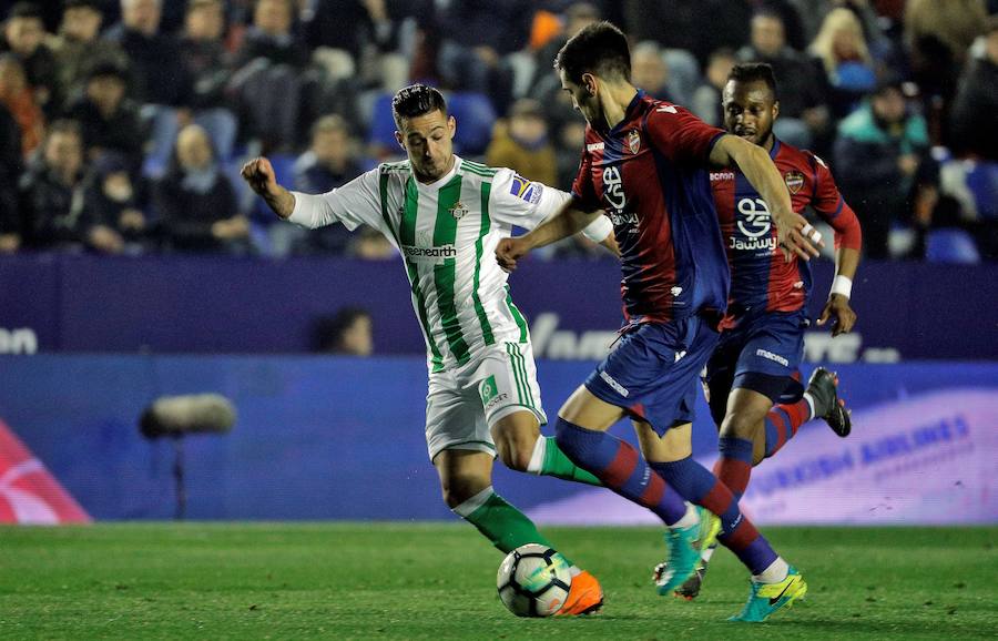 Estas son las imágenes que deja el partido de Liga en el Ciutat de València