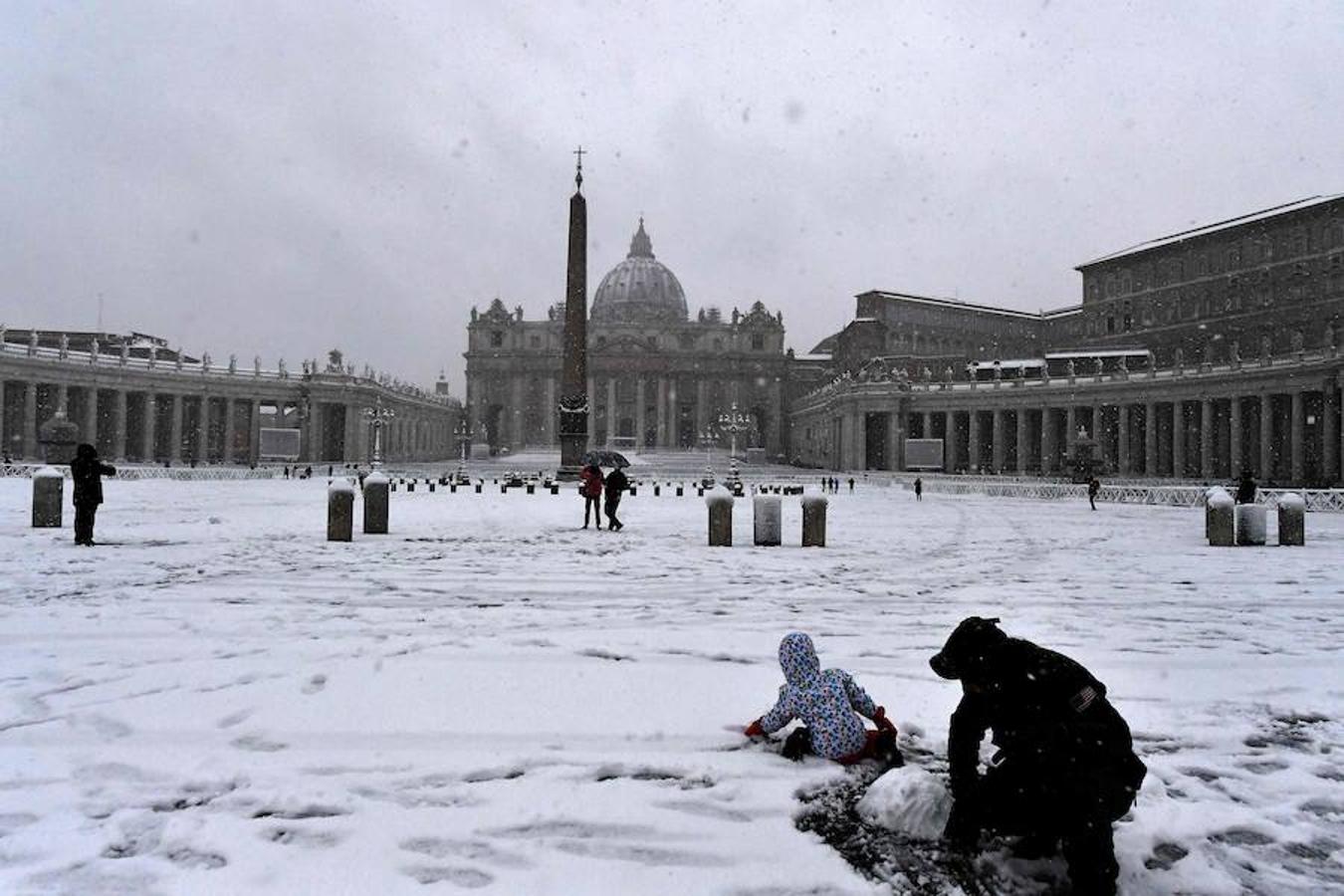 La capital italiana amanece teñida de blanco, algo que no ocurría desde hace seis años