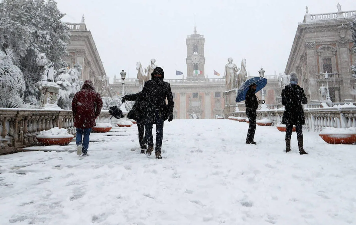 La capital italiana amanece teñida de blanco, algo que no ocurría desde hace seis años