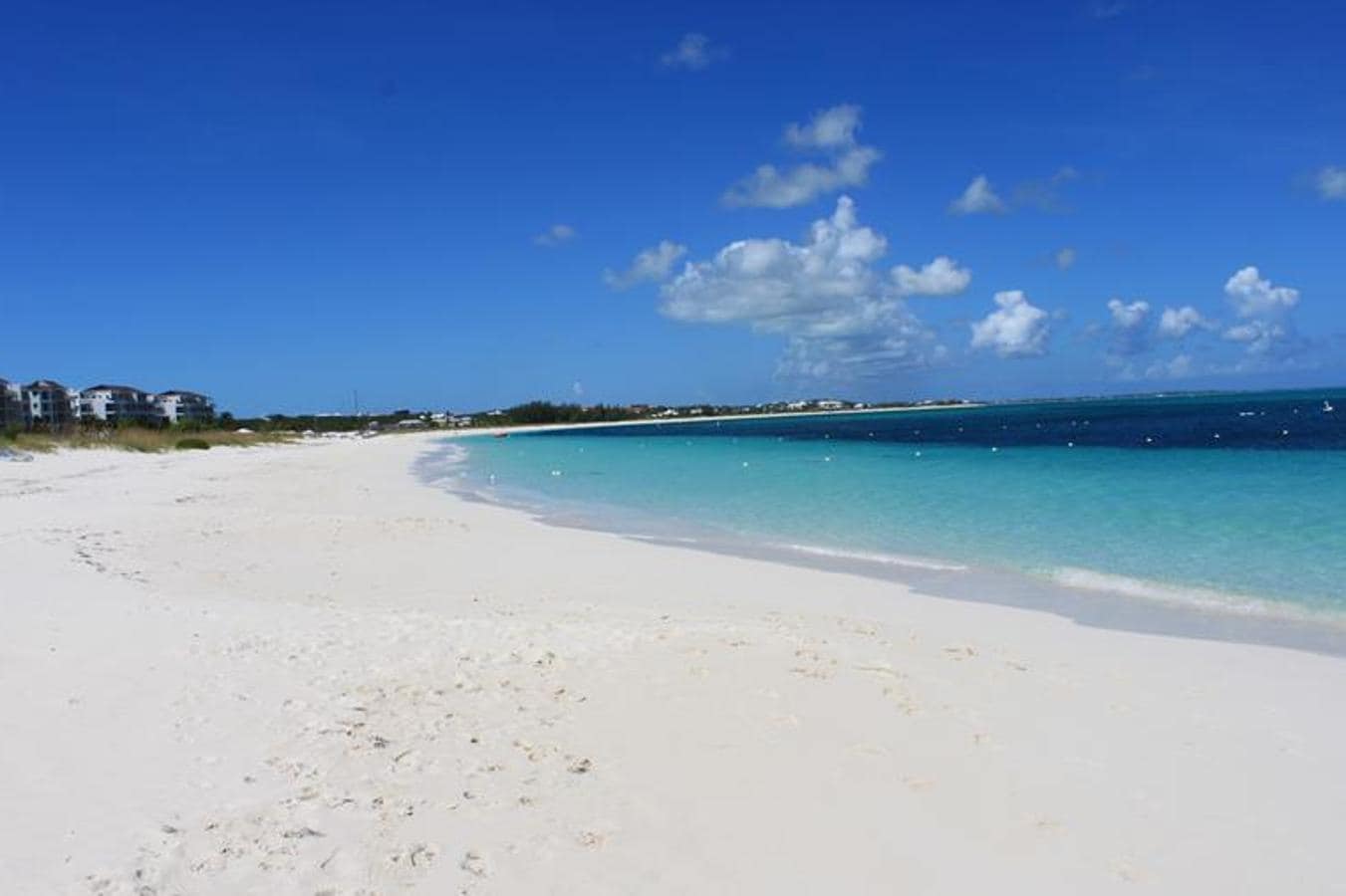 La Playa Grace Bay, ubicada en la isla de Providenciales (Turcas y Caicos, El Caribe) y con un mar increíblemente turquesa, ha encabezado la lista logrando el primer puesto.