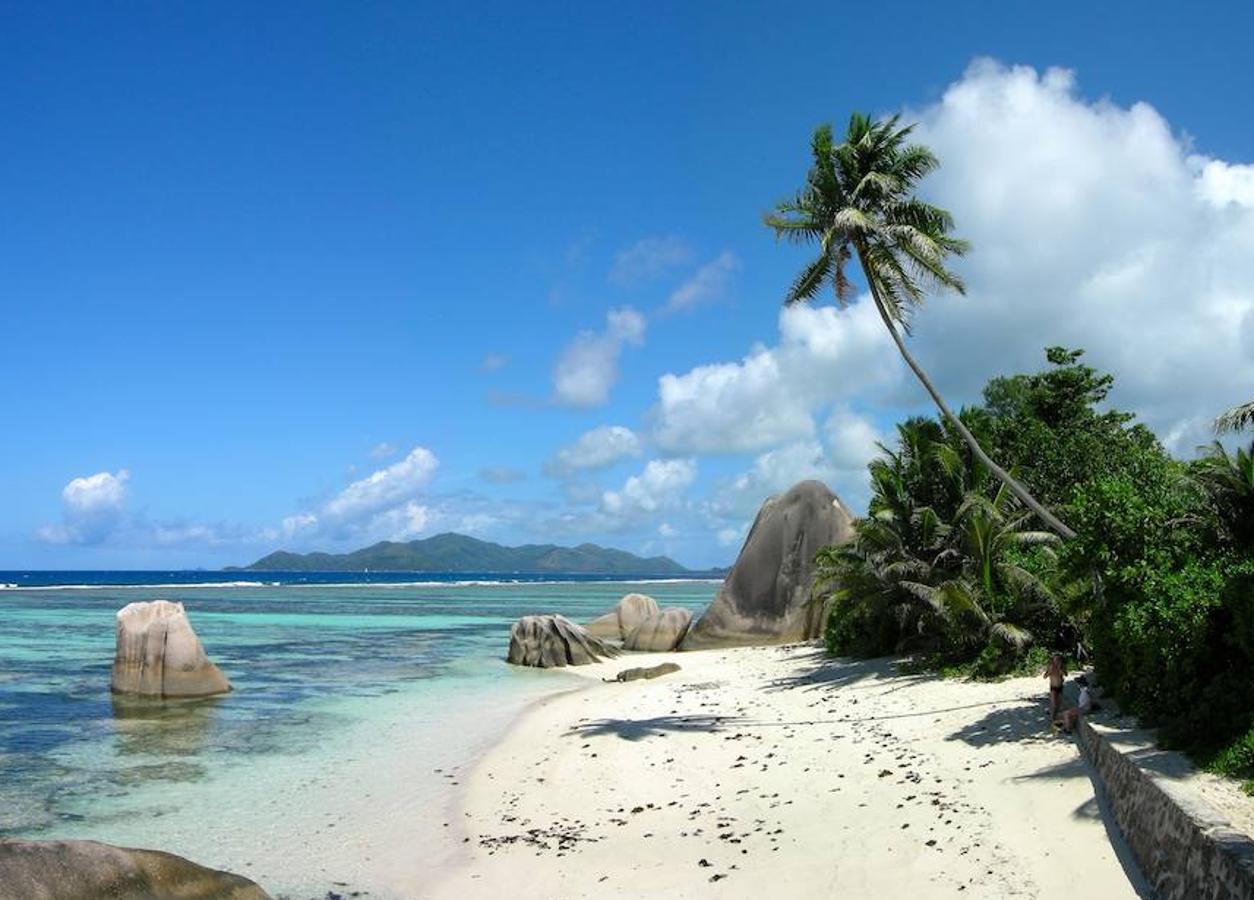 Localizada en el continente africano, la Playa Anse Lazio, con una fina arena blanca y unas peculiares rocas de granito, ha sido premiada con el puesto nº 15. 