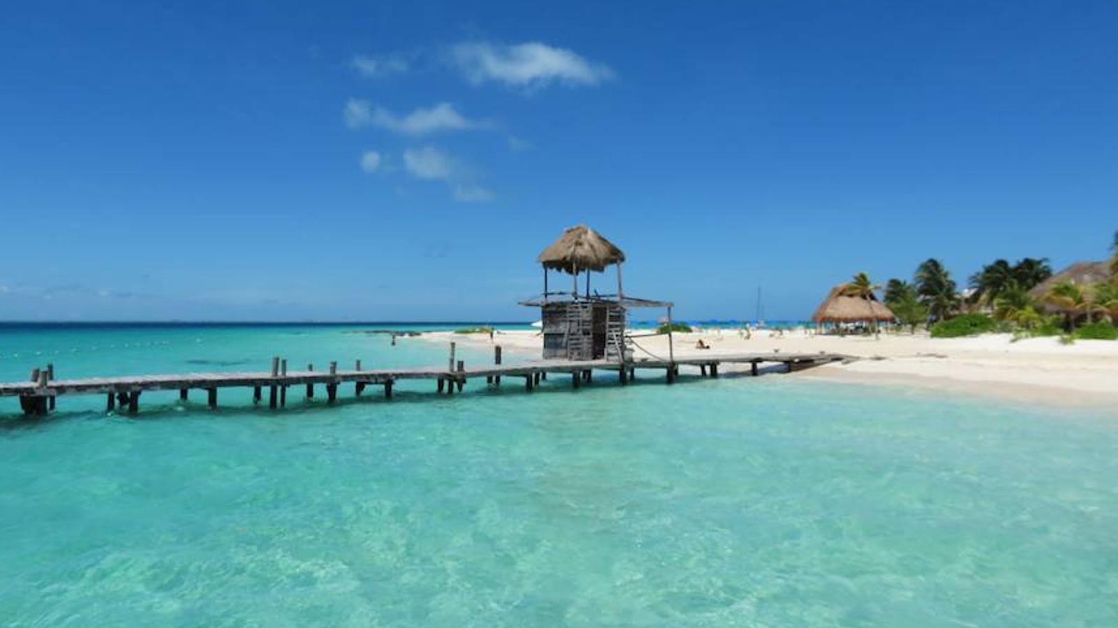 Ubicada a 13 kilómetros de la costa de Cancún y comparada por algunos visitantes con el cielo, la Playa Norte es el mejor destino de México para aquellos amantes de aguas claras y tibias. En su caso, es la última playa situada en el TOP 10.