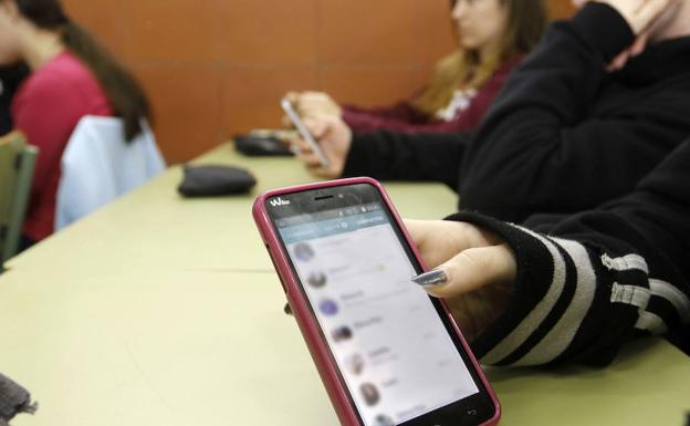 Los valencianos, los españoles que más tiempo dedican diariamente al móvil: 3 horas y 47 minutos