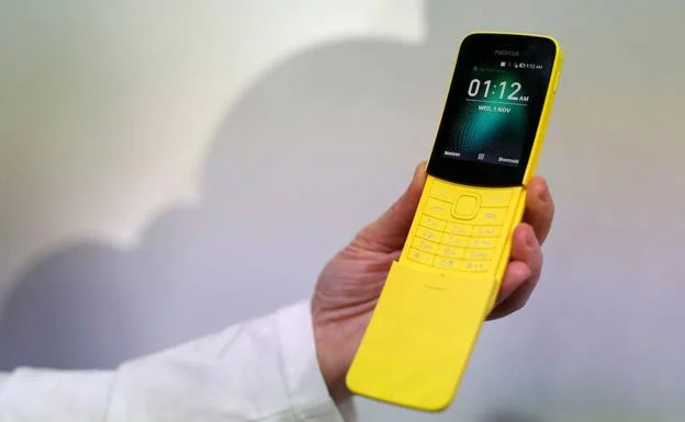 Un hombre muestra el icónico Nokia 8110.
