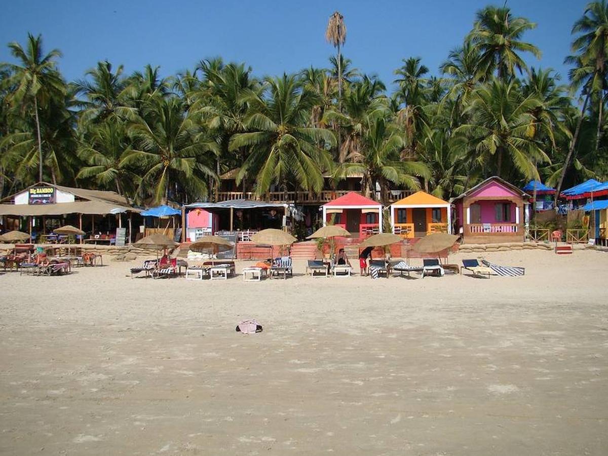 La Playa Agonda, localizada en Goa, en la costa oeste de la India, ha sido galardonada con la posición nº 18. Esta playa india se caracteriza por la presencia de pequeñas cabañas de madera y, algo muy peculiar, de caballos y vacas paseando por la arena. 