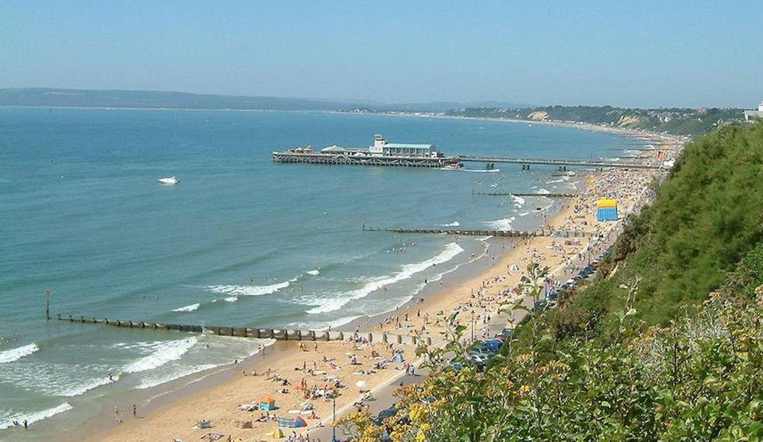 Con una gran vida nocturna y una peculiar arena dorada, la playa turística de Bournemouth (Inglaterra) ha sido considerada la mejor del país y ha logrado el puesto 14.