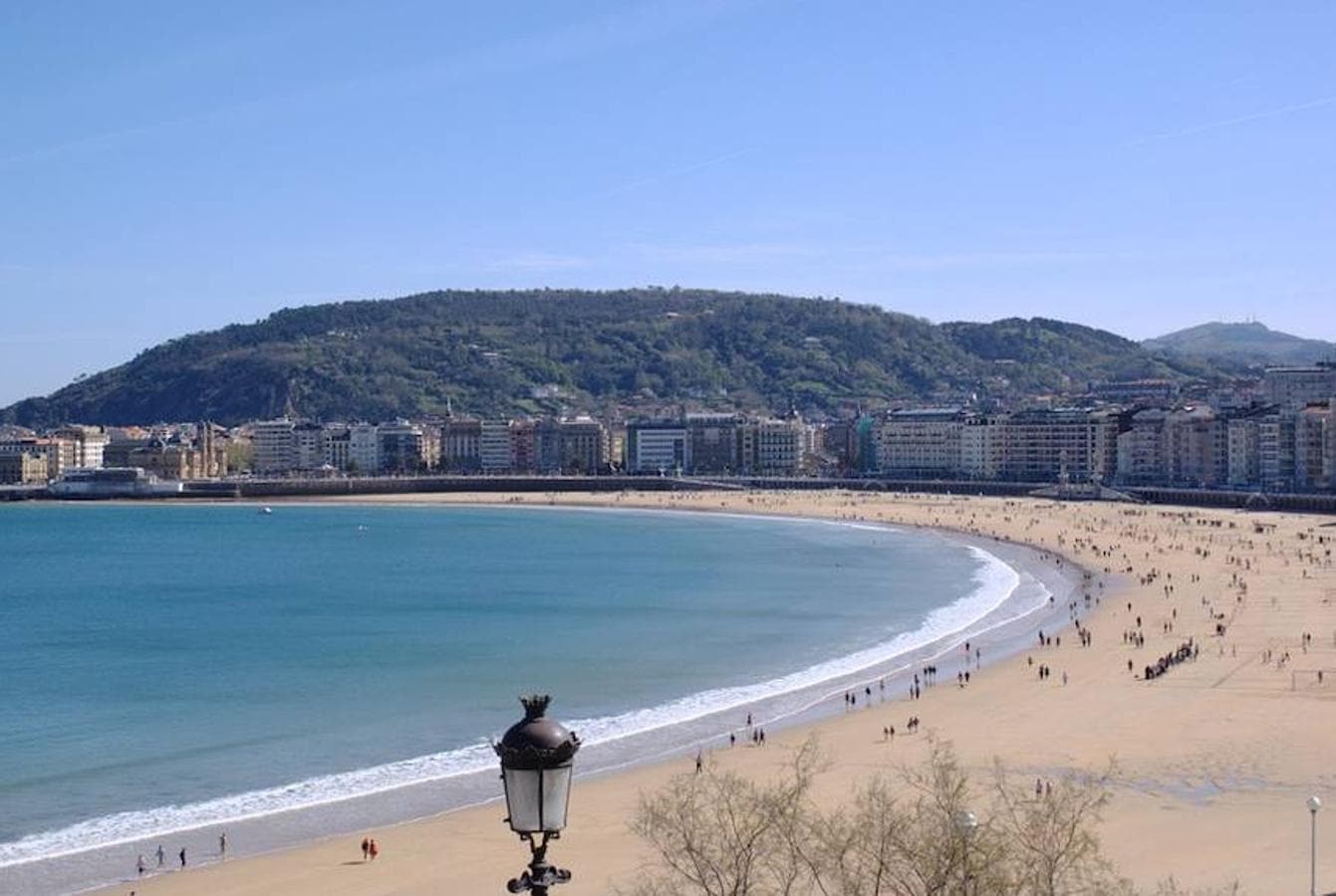 En la sexta posición, con 1.500 metros de arena blanca, se ha situado una playa española, la Playa de La Concha, localizada en la costa de San Sebastián (España). 