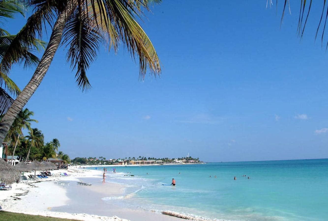 Con su gran variedad de palmeras y su arena blanquecina, la Playa de Eagle está localizada en la isla caribeña de Aruba. Esta playa tan conocida por sus tortugas marinas, en ocasiones situadas en la orilla, ha sido elegida como la cuarta mejor del año. 