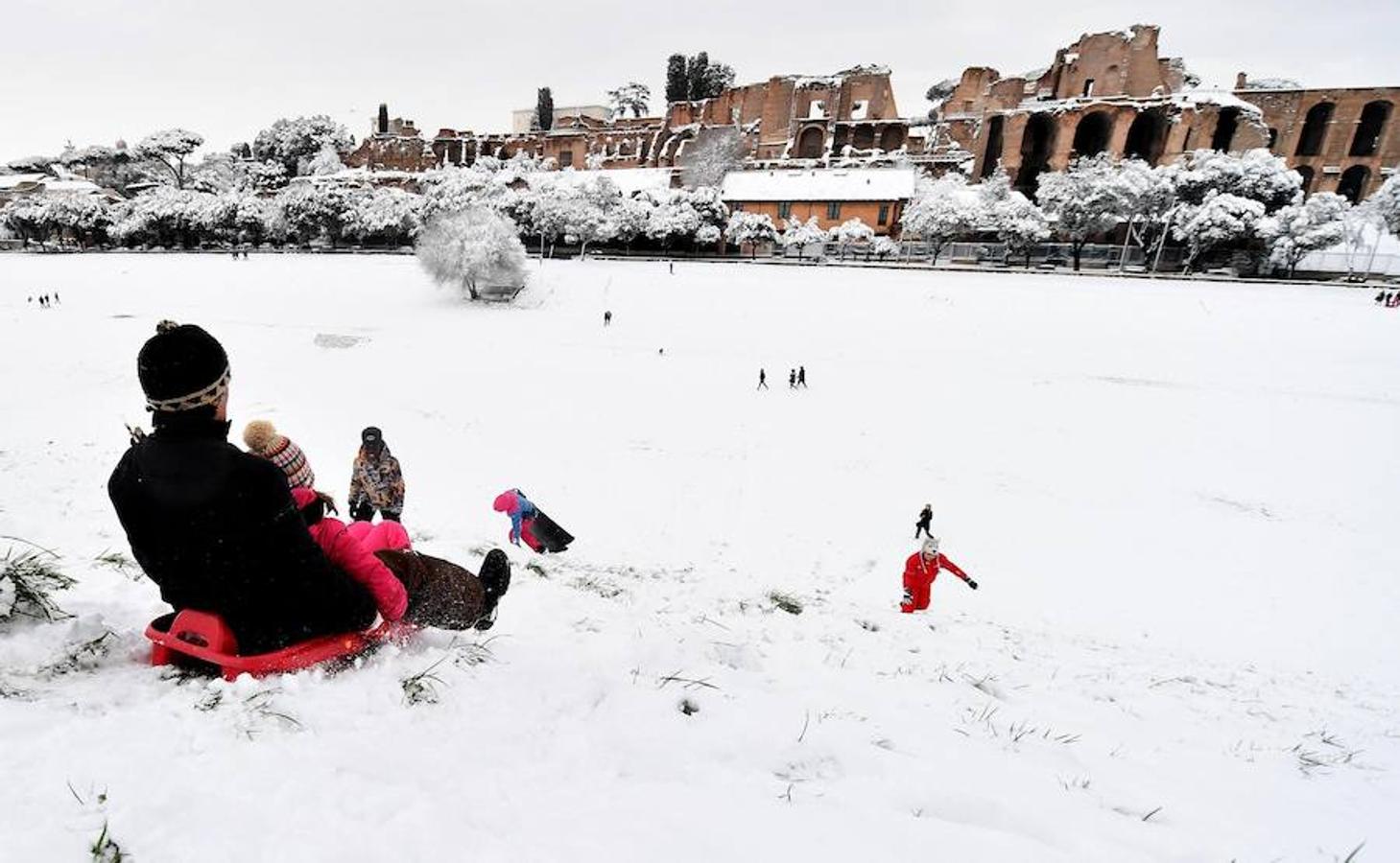 La capital italiana amanece teñida de blanco, algo que no ocurría desde hace seis años