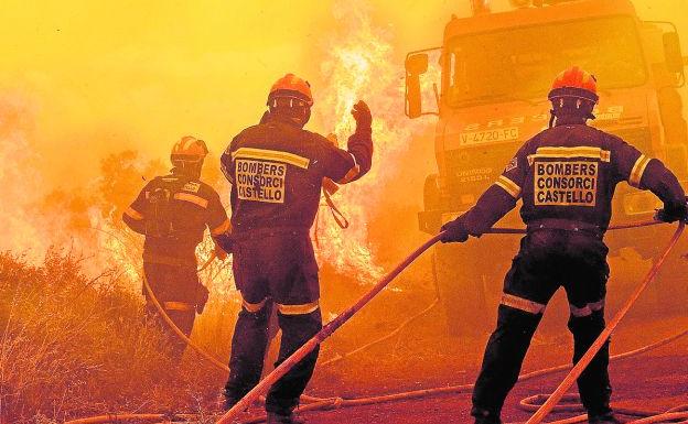 Unos bomberos combaten el fuego este pasado verano en Gátova. 