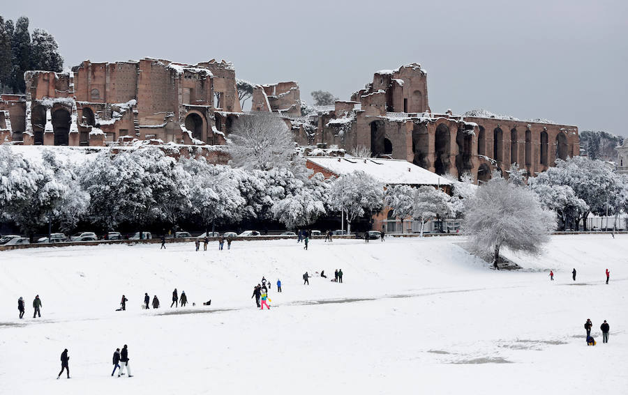 La capital italiana amanece teñida de blanco, algo que no ocurría desde hace seis años