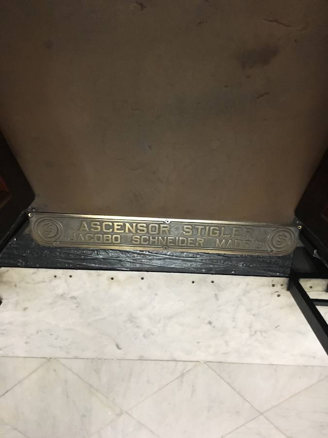 Detalle del fabricante: Ascensor Stigler, elaborado por el ingeniero Jacobo Schneider en Madrid.