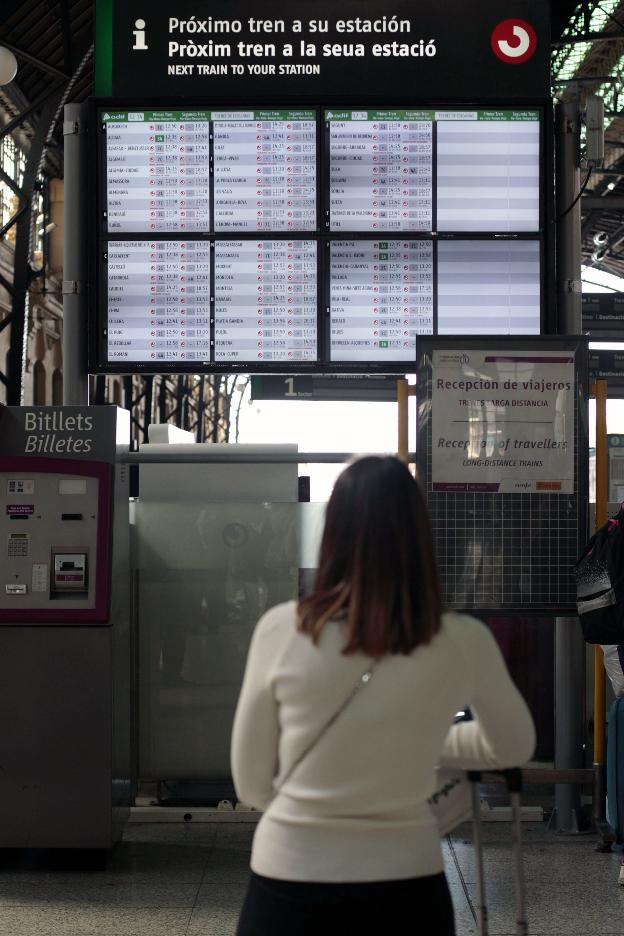 Un panel informativo en la estación del Norte. 